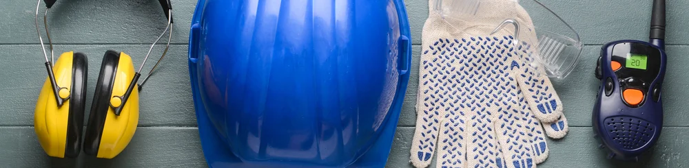 Gehörschutz, Helm, Handschuhe, Schutzbrille und Funkgerät
