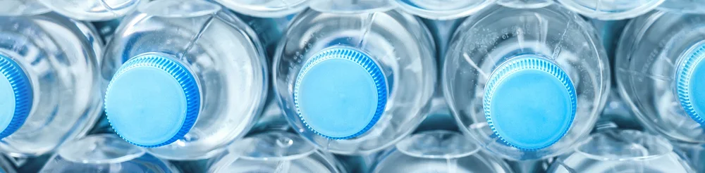 Gestapelte Wasserflaschen
