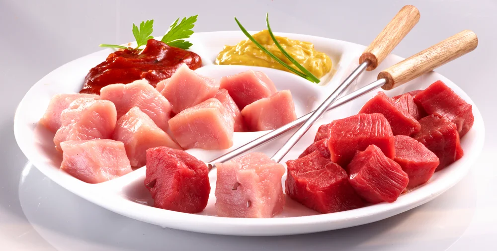 für das Fleisch-Fondue vorbereiteter Teller